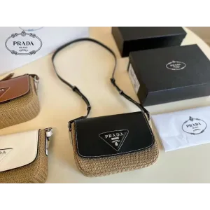 【PRADA 公式 旗艦店】プラダ 斜めがけバッグ 当日出荷 好評に付き再入荷!26*16CM 240719 【PRADA 公式 旗艦店】プラダ 斜めがけバッグ 当日出荷 好評に付き再入荷!26*16CM 240719