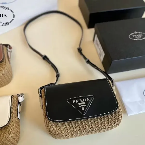 【PRADA 公式 旗艦店】プラダ 斜めがけバッグ 当日出荷 好評に付き再入荷!26*16CM 240719 【PRADA 公式 旗艦店】プラダ 斜めがけバッグ 当日出荷 好評に付き再入荷!26*16CM 240719