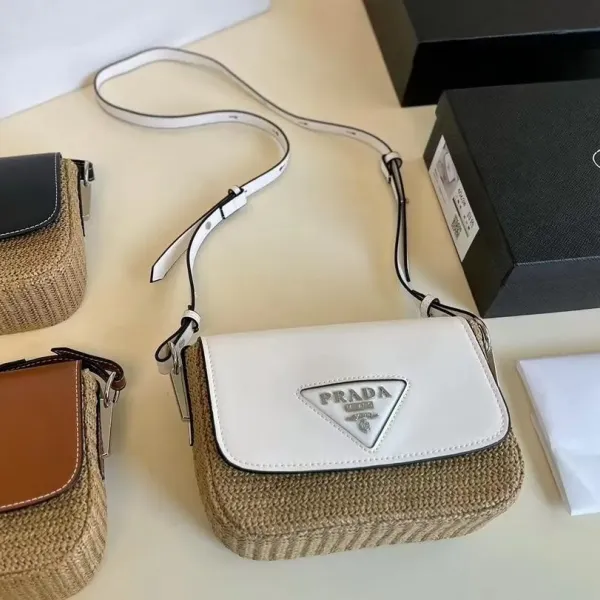 【PRADA 公式 旗艦店】プラダ 斜めがけバッグ 当日出荷 好評に付き再入荷!26*16CM 240719 【PRADA 公式 旗艦店】プラダ 斜めがけバッグ 当日出荷 好評に付き再入荷!26*16CM 240719