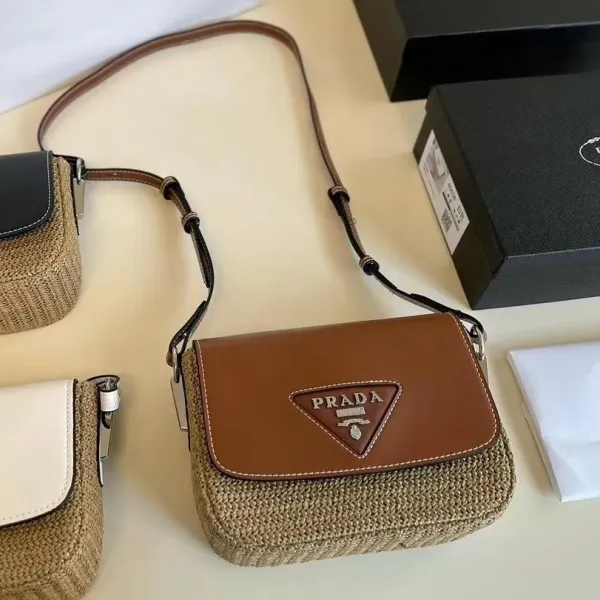 【PRADA 公式 旗艦店】プラダ 斜めがけバッグ 当日出荷 好評に付き再入荷!26*16CM 240719 【PRADA 公式 旗艦店】プラダ 斜めがけバッグ 当日出荷 好評に付き再入荷!26*16CM 240719