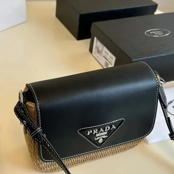 【PRADA 公式 旗艦店】プラダ 斜めがけバッグ 当日出荷 好評に付き再入荷!26*16CM 240719 【PRADA 公式 旗艦店】プラダ 斜めがけバッグ 当日出荷 好評に付き再入荷!26*16CM 240719