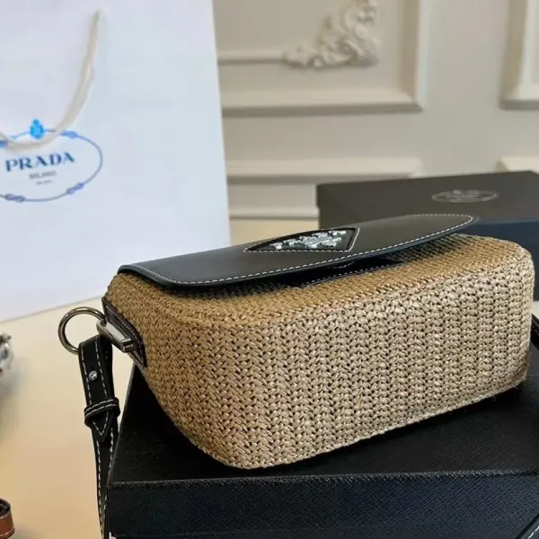 【PRADA 公式 旗艦店】プラダ 斜めがけバッグ 当日出荷 好評に付き再入荷!26*16CM 240719 【PRADA 公式 旗艦店】プラダ 斜めがけバッグ 当日出荷 好評に付き再入荷!26*16CM 240719