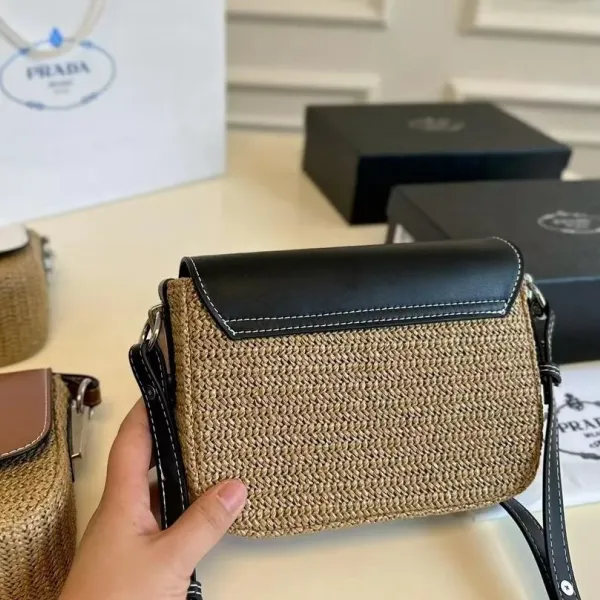 【PRADA 公式 旗艦店】プラダ 斜めがけバッグ 当日出荷 好評に付き再入荷!26*16CM 240719 【PRADA 公式 旗艦店】プラダ 斜めがけバッグ 当日出荷 好評に付き再入荷!26*16CM 240719