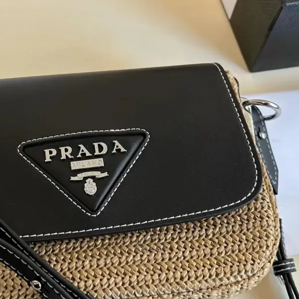 【PRADA 公式 旗艦店】プラダ 斜めがけバッグ 当日出荷 好評に付き再入荷!26*16CM 240719 【PRADA 公式 旗艦店】プラダ 斜めがけバッグ 当日出荷 好評に付き再入荷!26*16CM 240719
