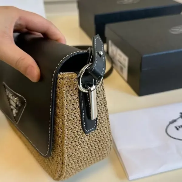 【PRADA 公式 旗艦店】プラダ 斜めがけバッグ 当日出荷 好評に付き再入荷!26*16CM 240719 【PRADA 公式 旗艦店】プラダ 斜めがけバッグ 当日出荷 好評に付き再入荷!26*16CM 240719