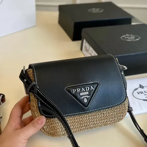 【PRADA 公式 旗艦店】プラダ 斜めがけバッグ 当日出荷 好評に付き再入荷!26*16CM 240719 【PRADA 公式 旗艦店】プラダ 斜めがけバッグ 当日出荷 好評に付き再入荷!26*16CM 240719
