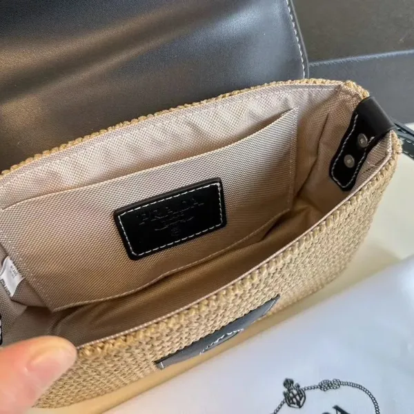 【PRADA 公式 旗艦店】プラダ 斜めがけバッグ 当日出荷 好評に付き再入荷!26*16CM 240719 【PRADA 公式 旗艦店】プラダ 斜めがけバッグ 当日出荷 好評に付き再入荷!26*16CM 240719