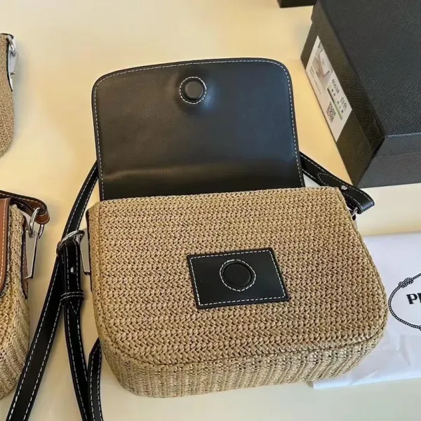 【PRADA 公式 旗艦店】プラダ 斜めがけバッグ 当日出荷 好評に付き再入荷!26*16CM 240719 【PRADA 公式 旗艦店】プラダ 斜めがけバッグ 当日出荷 好評に付き再入荷!26*16CM 240719