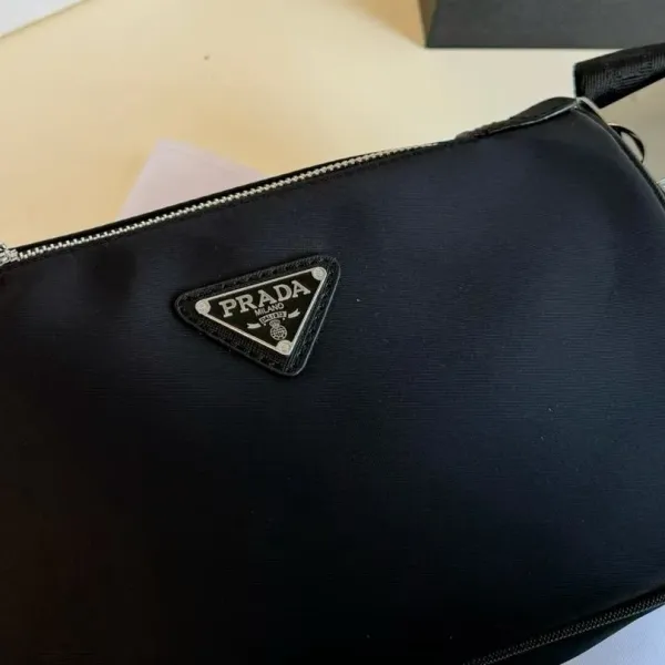 【PRADA 公式 旗艦店】プラダ 斜めがけバッグ 当日出荷 好評に付き再入荷!24*15CM 240719 【PRADA 公式 旗艦店】プラダ 斜めがけバッグ 当日出荷 好評に付き再入荷!24*15CM 240719