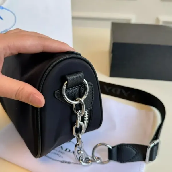【PRADA 公式 旗艦店】プラダ 斜めがけバッグ 当日出荷 好評に付き再入荷!24*15CM 240719 【PRADA 公式 旗艦店】プラダ 斜めがけバッグ 当日出荷 好評に付き再入荷!24*15CM 240719