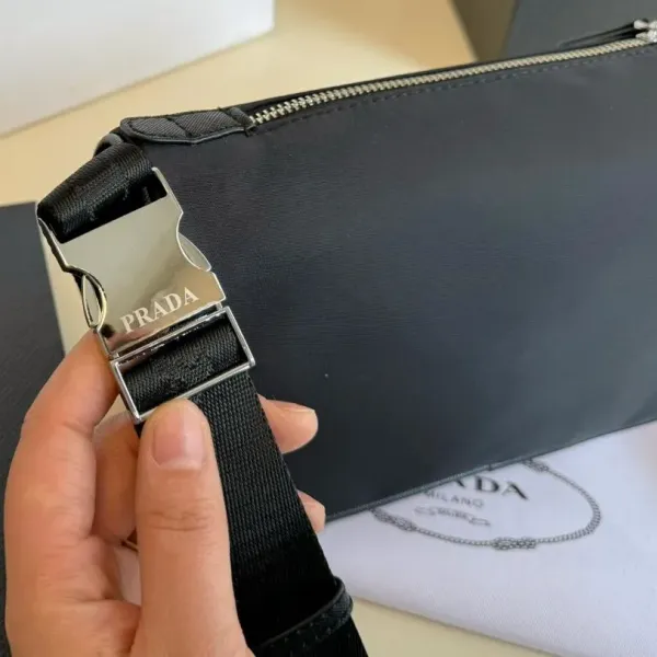 【PRADA 公式 旗艦店】プラダ 斜めがけバッグ 当日出荷 好評に付き再入荷!24*15CM 240719 【PRADA 公式 旗艦店】プラダ 斜めがけバッグ 当日出荷 好評に付き再入荷!24*15CM 240719