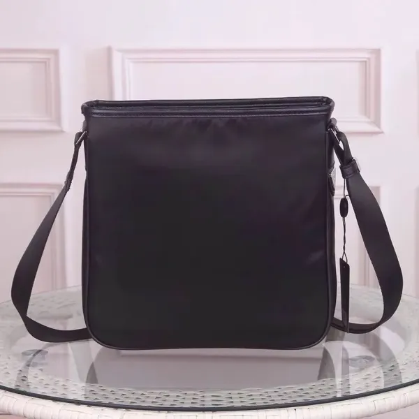【PRADA 公式旗艦店】プラダ 斜めがけバッグ 当日出荷 好評に付き再入荷!26*26*7CM 【PRADA 公式旗艦店】プラダ 斜めがけバッグ 当日出荷 好評に付き再入荷!26*26*7CM