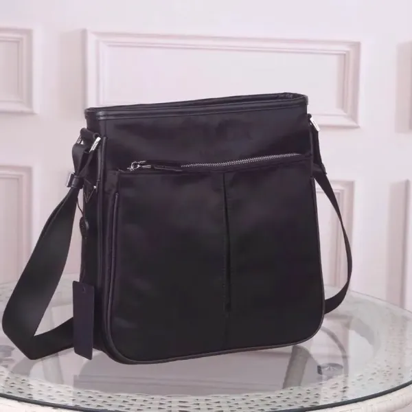【PRADA 公式旗艦店】プラダ 斜めがけバッグ 当日出荷 好評に付き再入荷!26*26*7CM 【PRADA 公式旗艦店】プラダ 斜めがけバッグ 当日出荷 好評に付き再入荷!26*26*7CM