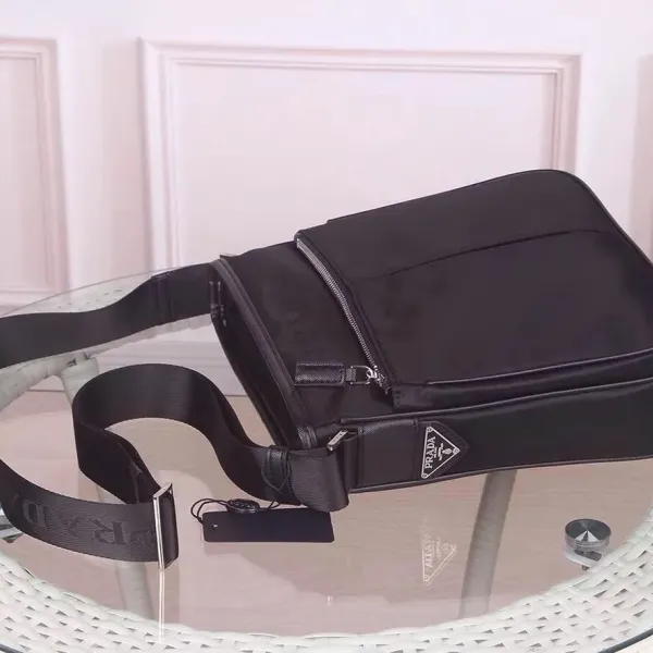 【PRADA 公式旗艦店】プラダ 斜めがけバッグ 当日出荷 好評に付き再入荷!26*26*7CM 【PRADA 公式旗艦店】プラダ 斜めがけバッグ 当日出荷 好評に付き再入荷!26*26*7CM