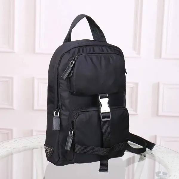 【PRADA 公式旗艦店】プラダ 胸ポケット 当日出荷 好評に付き再入荷!30*20*7CM 【PRADA 公式旗艦店】プラダ 胸ポケット 当日出荷 好評に付き再入荷!30*20*7CM