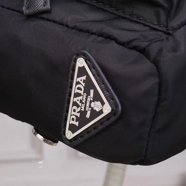 【PRADA 公式旗艦店】プラダ 胸ポケット 当日出荷 好評に付き再入荷!30*20*7CM 【PRADA 公式旗艦店】プラダ 胸ポケット 当日出荷 好評に付き再入荷!30*20*7CM