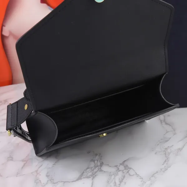 【PRADA 公式旗艦店】プラダ 斜めがけバッグ 当日出荷 好評に付き再入荷!21*14*6.5CM 【PRADA 公式旗艦店】プラダ 斜めがけバッグ 当日出荷 好評に付き再入荷!21*14*6.5CM