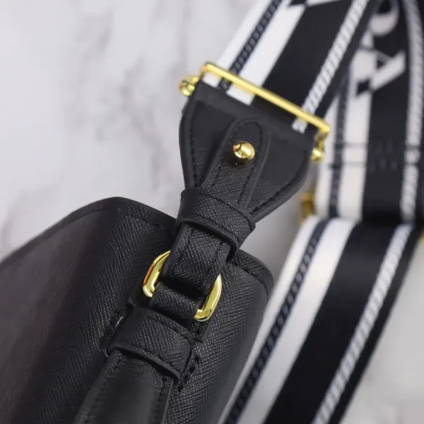 【PRADA 公式旗艦店】プラダ 斜めがけバッグ 当日出荷 好評に付き再入荷!21*14*6.5CM 【PRADA 公式旗艦店】プラダ 斜めがけバッグ 当日出荷 好評に付き再入荷!21*14*6.5CM