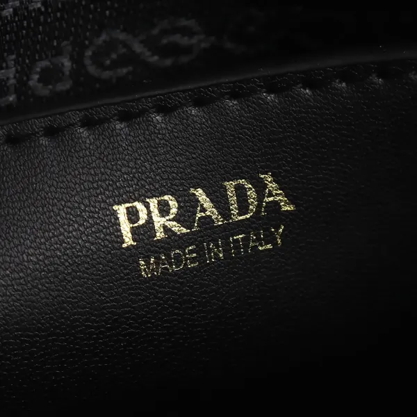 【PRADA 公式旗艦店】プラダ 斜めがけバッグ 当日出荷 好評に付き再入荷!21*14*6.5CM 【PRADA 公式旗艦店】プラダ 斜めがけバッグ 当日出荷 好評に付き再入荷!21*14*6.5CM