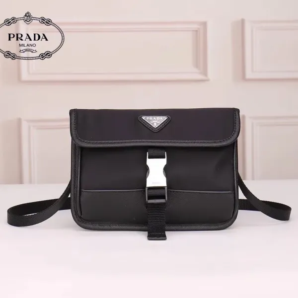 【PRADA  公式旗艦店】プラダ  斜めがけバッグ 当日出荷 好評に付き再入荷！21*16*5CM