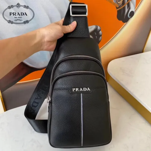 【PRADA   公式 旗艦店】プラダ  胸ポケット当日出荷 好評に付き再入荷！29*17*5.5CM