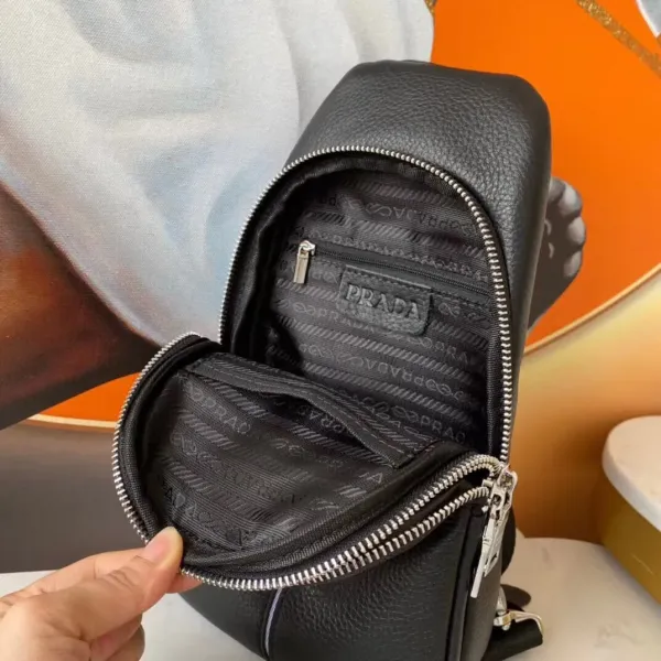 【PRADA   公式 旗艦店】プラダ  胸ポケット当日出荷 好評に付き再入荷！29*17*5.5CM