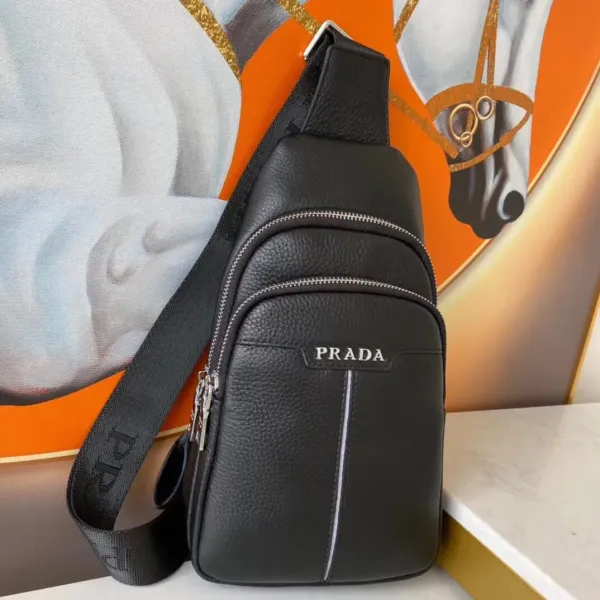 【PRADA   公式 旗艦店】プラダ  胸ポケット当日出荷 好評に付き再入荷！29*17*5.5CM