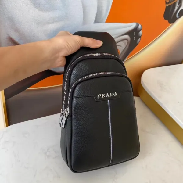 【PRADA   公式 旗艦店】プラダ  胸ポケット当日出荷 好評に付き再入荷！29*17*5.5CM