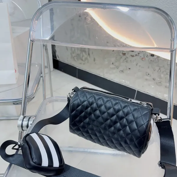 【PRADA  公式旗艦店】プラダ   ショルダーバッグ 当日出荷 好評に付き再入荷！29*17*6.5CM