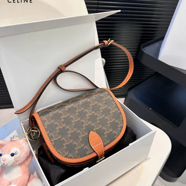 【CELINE 公式旗艦店】セリーヌ 斜めがけバッグ 当日出荷 好評に付き再入荷！18.5*15CM  1240723