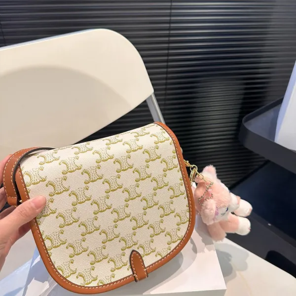 【CELINE 公式旗艦店】セリーヌ 斜めがけバッグ 当日出荷 好評に付き再入荷！18.5*15CM  1240723