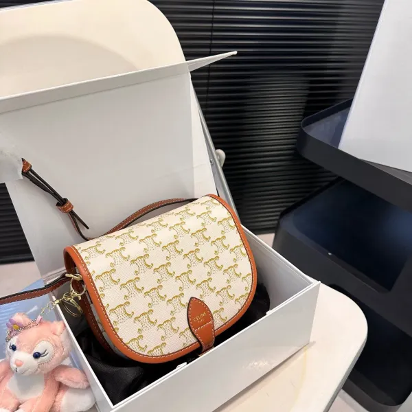 【CELINE 公式旗艦店】セリーヌ 斜めがけバッグ 当日出荷 好評に付き再入荷！18.5*15CM  1240723