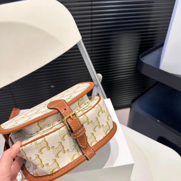 【CELINE 公式旗艦店】セリーヌ 斜めがけバッグ 当日出荷 好評に付き再入荷！18.5*15CM  1240723