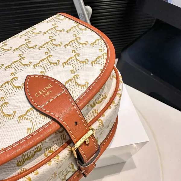 【CELINE 公式旗艦店】セリーヌ 斜めがけバッグ 当日出荷 好評に付き再入荷！18.5*15CM  1240723