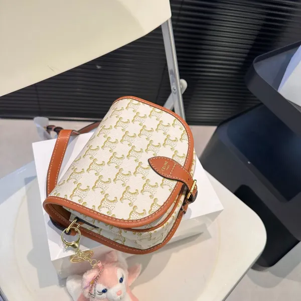 【CELINE 公式旗艦店】セリーヌ 斜めがけバッグ 当日出荷 好評に付き再入荷！18.5*15CM  1240723