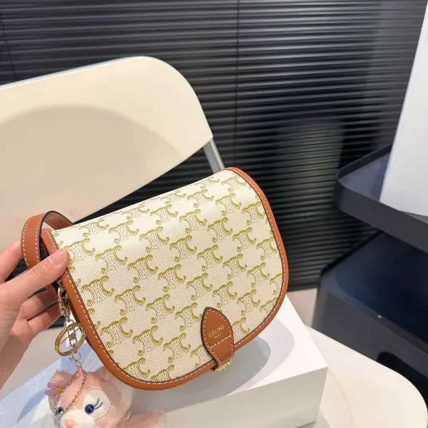 【CELINE 公式旗艦店】セリーヌ 斜めがけバッグ 当日出荷 好評に付き再入荷！18.5*15CM  1240723