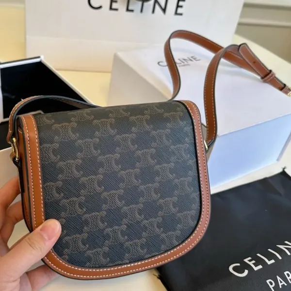 【CELINE 公式旗艦店】セリーヌ 斜めがけバッグ 当日出荷 好評に付き再入荷!18*16CM 1240723 【CELINE 公式旗艦店】セリーヌ 斜めがけバッグ 当日出荷 好評に付き再入荷!18*16CM 1240723