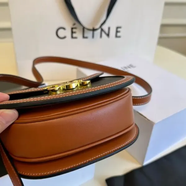 【CELINE 公式旗艦店】セリーヌ 斜めがけバッグ 当日出荷 好評に付き再入荷!18*16CM 1240723 【CELINE 公式旗艦店】セリーヌ 斜めがけバッグ 当日出荷 好評に付き再入荷!18*16CM 1240723