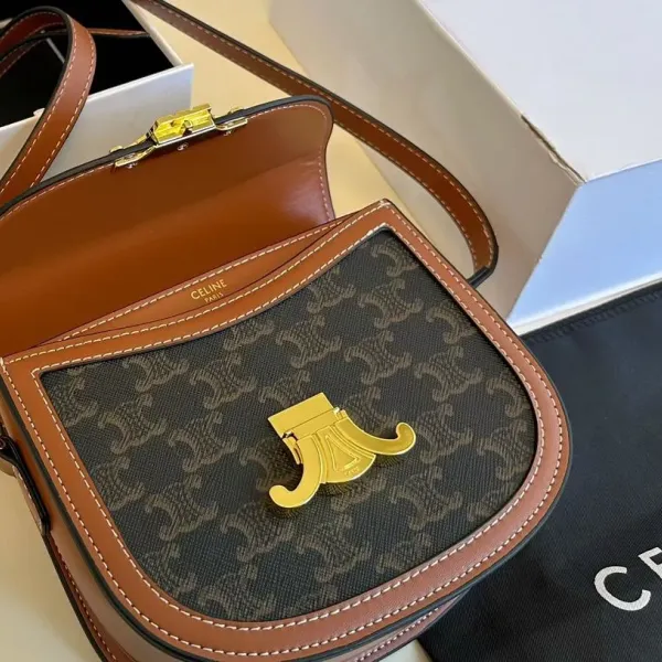 【CELINE 公式旗艦店】セリーヌ 斜めがけバッグ 当日出荷 好評に付き再入荷!18*16CM 1240723 【CELINE 公式旗艦店】セリーヌ 斜めがけバッグ 当日出荷 好評に付き再入荷!18*16CM 1240723