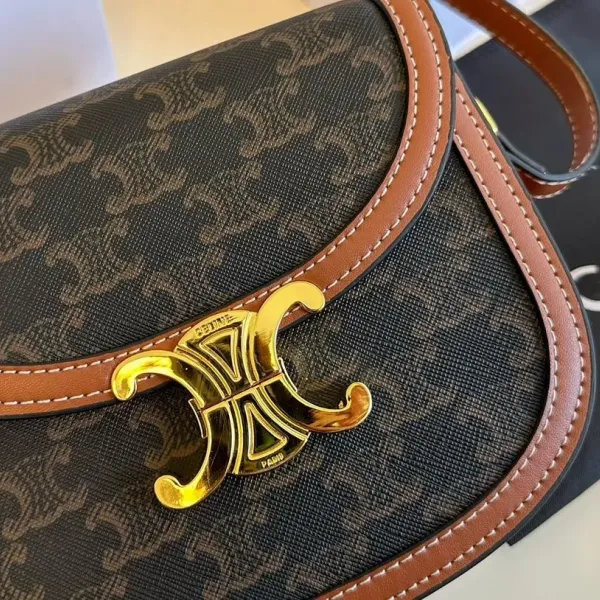 【CELINE 公式旗艦店】セリーヌ 斜めがけバッグ 当日出荷 好評に付き再入荷!18*16CM 1240723 【CELINE 公式旗艦店】セリーヌ 斜めがけバッグ 当日出荷 好評に付き再入荷!18*16CM 1240723
