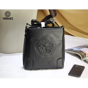 【VERSACE 公式旗艦店】ヴェルサーチ ショルダーバッグ 当日出荷 好評に付き再入荷!25*27*5.5CM 【VERSACE 公式旗艦店】ヴェルサーチ ショルダーバッグ 当日出荷 好評に付き再入荷!25*27*5.5CM