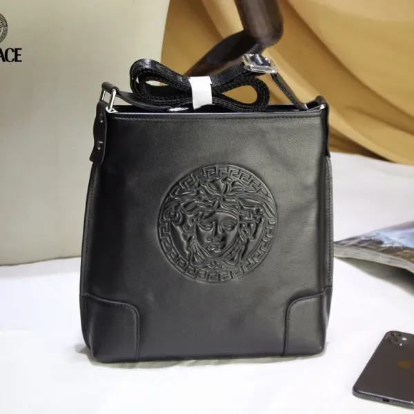 【VERSACE 公式旗艦店】ヴェルサーチ ショルダーバッグ 当日出荷 好評に付き再入荷!25*27*5.5CM 【VERSACE 公式旗艦店】ヴェルサーチ ショルダーバッグ 当日出荷 好評に付き再入荷!25*27*5.5CM