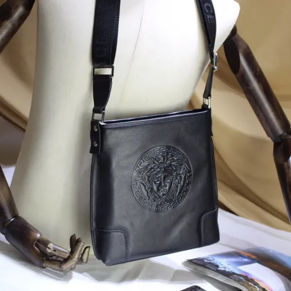 【VERSACE 公式旗艦店】ヴェルサーチ ショルダーバッグ 当日出荷 好評に付き再入荷!25*27*5.5CM 【VERSACE 公式旗艦店】ヴェルサーチ ショルダーバッグ 当日出荷 好評に付き再入荷!25*27*5.5CM
