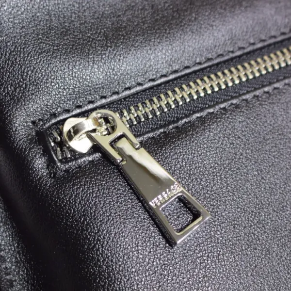 【VERSACE 公式旗艦店】ヴェルサーチ ショルダーバッグ 当日出荷 好評に付き再入荷!25*27*5.5CM 【VERSACE 公式旗艦店】ヴェルサーチ ショルダーバッグ 当日出荷 好評に付き再入荷!25*27*5.5CM
