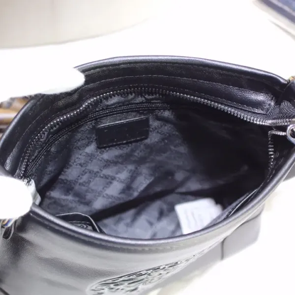 【VERSACE 公式旗艦店】ヴェルサーチ ショルダーバッグ 当日出荷 好評に付き再入荷!25*27*5.5CM 【VERSACE 公式旗艦店】ヴェルサーチ ショルダーバッグ 当日出荷 好評に付き再入荷!25*27*5.5CM