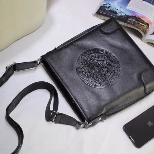 【VERSACE 公式旗艦店】ヴェルサーチ ショルダーバッグ 当日出荷 好評に付き再入荷!25*27*5.5CM 【VERSACE 公式旗艦店】ヴェルサーチ ショルダーバッグ 当日出荷 好評に付き再入荷!25*27*5.5CM