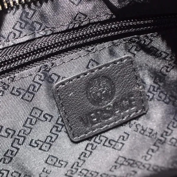 【VERSACE 公式旗艦店】ヴェルサーチ ショルダーバッグ 当日出荷 好評に付き再入荷!25*27*5.5CM 【VERSACE 公式旗艦店】ヴェルサーチ ショルダーバッグ 当日出荷 好評に付き再入荷!25*27*5.5CM