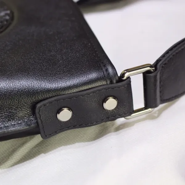 【VERSACE 公式旗艦店】ヴェルサーチ ショルダーバッグ 当日出荷 好評に付き再入荷!25*27*5.5CM 【VERSACE 公式旗艦店】ヴェルサーチ ショルダーバッグ 当日出荷 好評に付き再入荷!25*27*5.5CM