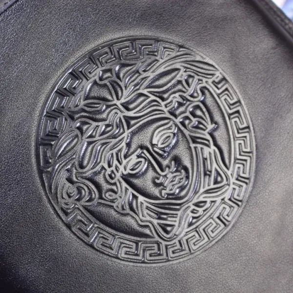 【VERSACE 公式旗艦店】ヴェルサーチ ショルダーバッグ 当日出荷 好評に付き再入荷!25*27*5.5CM 【VERSACE 公式旗艦店】ヴェルサーチ ショルダーバッグ 当日出荷 好評に付き再入荷!25*27*5.5CM