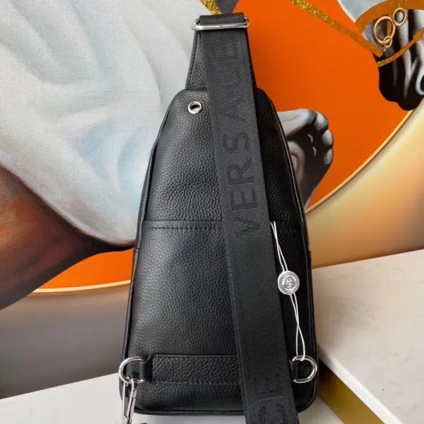 【VERSACE 公式旗艦店】ヴェルサーチ 胸ポケット 当日出荷 好評に付き再入荷!20*29*5CM 【VERSACE 公式旗艦店】ヴェルサーチ 胸ポケット 当日出荷 好評に付き再入荷!20*29*5CM